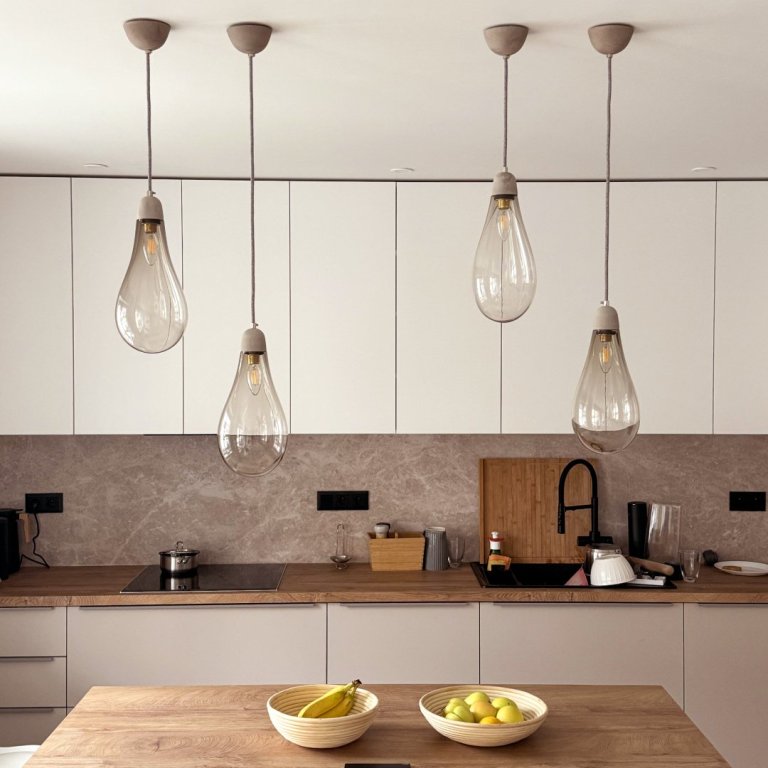 Menší designové svítidlo Flow Mini ručně vyrobené z porcelánu a foukaného českého křišťálu.