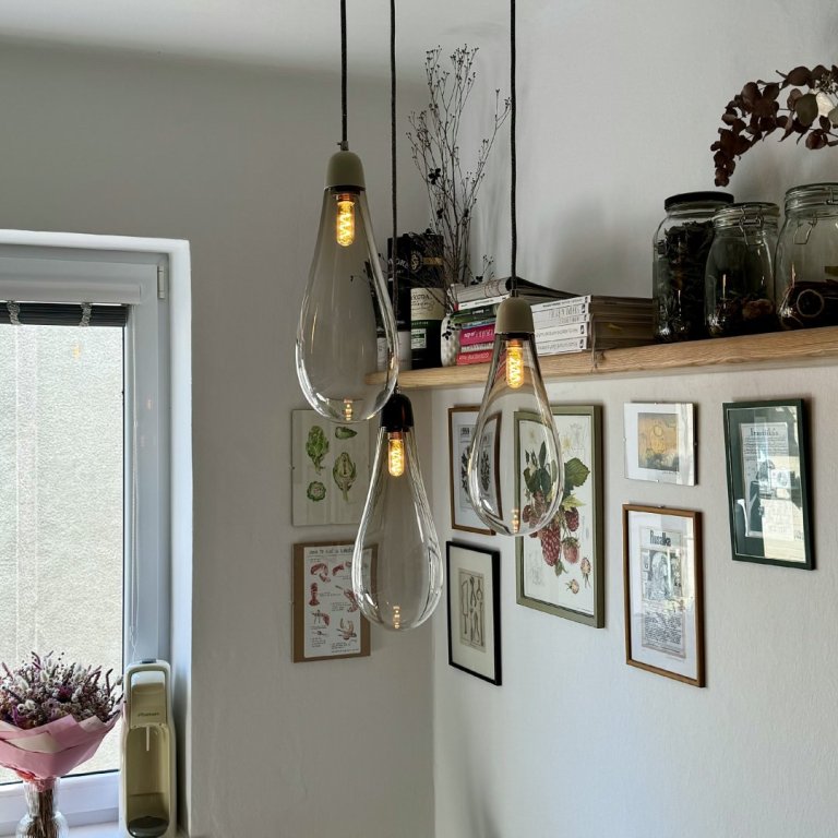 Menší designové svítidlo Flow Mini ručně vyrobené z porcelánu a foukaného českého křišťálu.