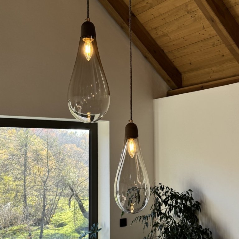 Menší designové svítidlo Flow Mini ručně vyrobené z porcelánu a foukaného českého křišťálu.