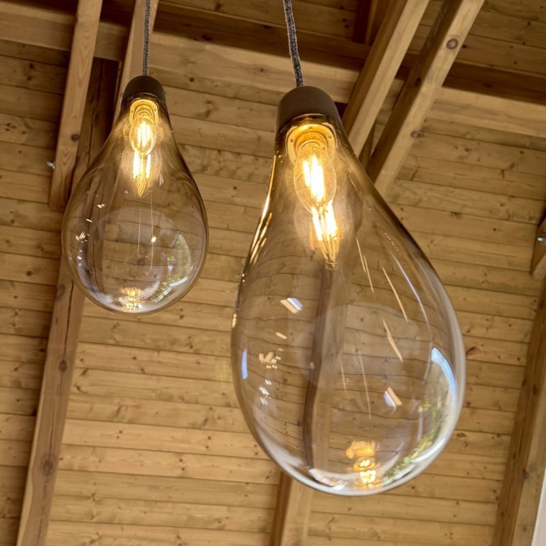 Menší designové svítidlo Flow Mini ručně vyrobené z porcelánu a foukaného českého křišťálu.