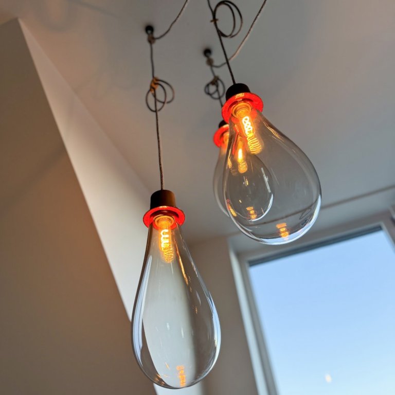 Menší designové svítidlo Flow Mini ručně vyrobené z porcelánu a foukaného českého křišťálu.