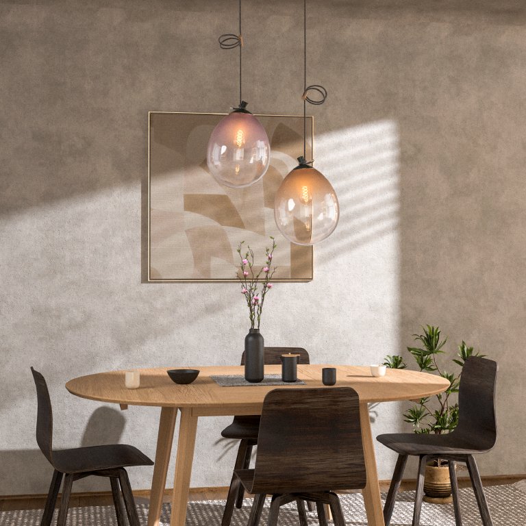 Sestava designových lustrů Ballone nad moderním jídelním stolem