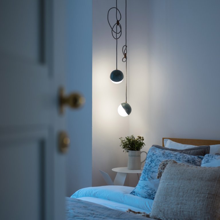 Designové svítidlo Chaose z porcelánu a foukaného borosilikátového skla v rustikálním interiéru
