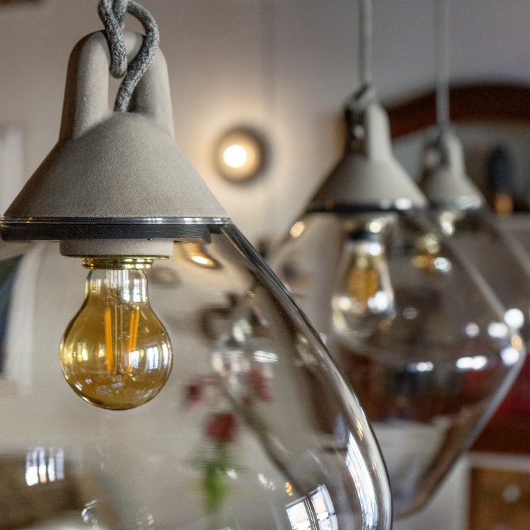 Sestava designových křišťálových lustrů Boya v ateliéru Lumetta v Panské ulici v Českých Budějovicích