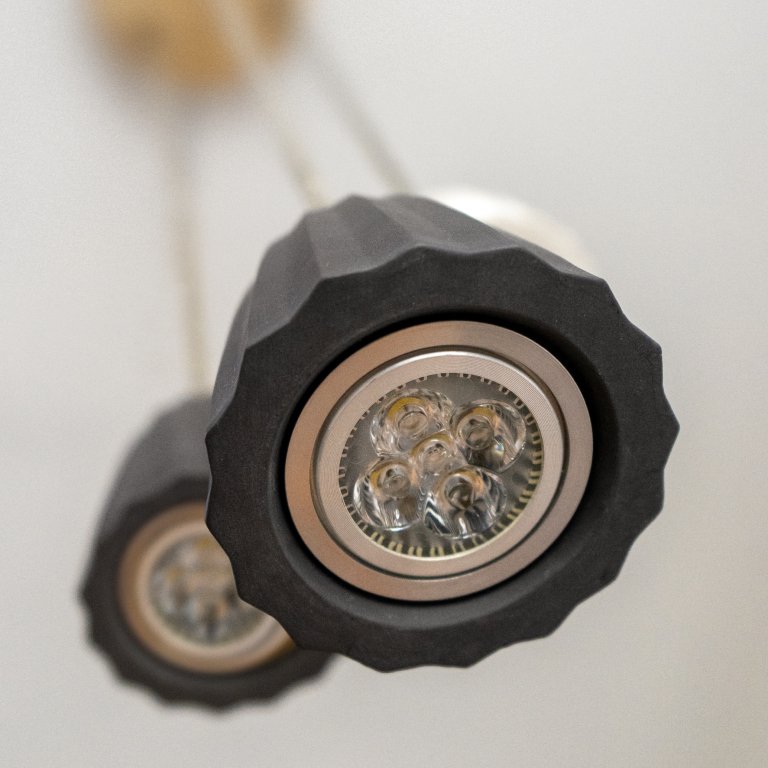 Detail ručně vyráběhého keramického svítidla Origami z porcelánu a kameniny s LED žárovkou